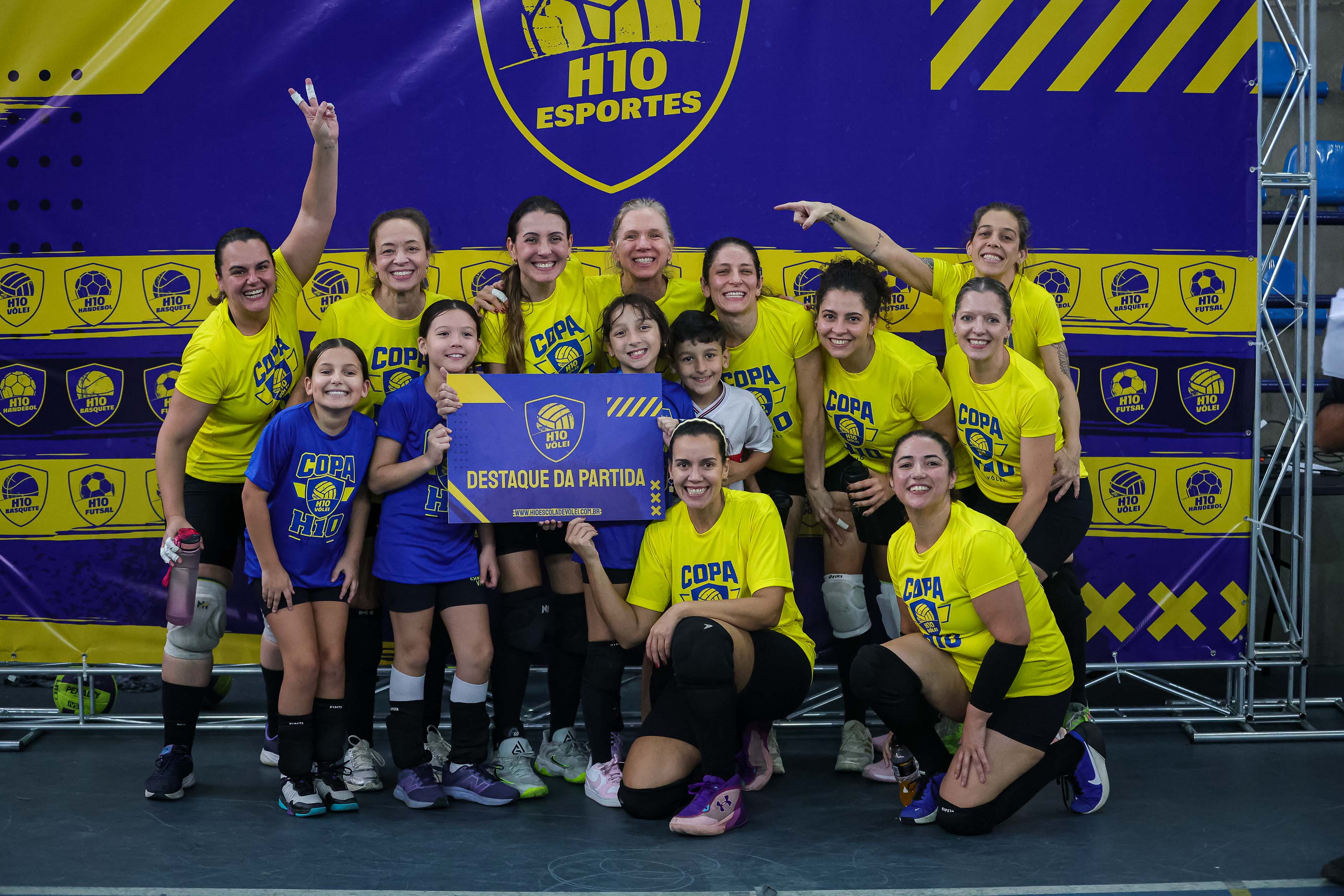 Criança com bola na quadra da H10